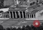 Standbild Brandenburger Tor Berlin West Deutschland, 1961, aus Sekunde 9 historischem Filmmaterial Videoclip 65675034227