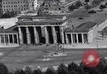 Standbild Brandenburger Tor Berlin West Deutschland, 1961, aus Sekunde 10 historischem Filmmaterial Videoclip 65675034227