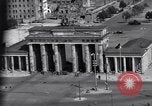 Standbild Brandenburger Tor Berlin West Deutschland, 1961, aus Sekunde 12 historischem Filmmaterial Videoclip 65675034227