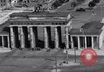 Standbild Brandenburger Tor Berlin West Deutschland, 1961, aus Sekunde 14 historischem Filmmaterial Videoclip 65675034227