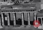 Standbild Brandenburger Tor Berlin West Deutschland, 1961, aus Sekunde 18 historischem Filmmaterial Videoclip 65675034227