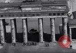 Standbild Brandenburger Tor Berlin West Deutschland, 1961, aus Sekunde 19 historischem Filmmaterial Videoclip 65675034227
