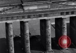 Standbild Brandenburger Tor Berlin West Deutschland, 1961, aus Sekunde 22 historischem Filmmaterial Videoclip 65675034227