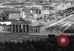 Standbild Brandenburger Tor Berlin West Deutschland, 1961, aus Sekunde 34 historischem Filmmaterial Videoclip 65675034227