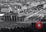 Standbild Brandenburger Tor Berlin West Deutschland, 1961, aus Sekunde 36 historischem Filmmaterial Videoclip 65675034227