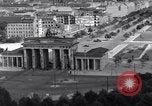 Standbild Brandenburger Tor Berlin West Deutschland, 1961, aus Sekunde 38 historischem Filmmaterial Videoclip 65675034227