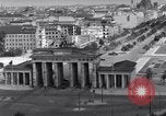 Standbild Brandenburger Tor Berlin West Deutschland, 1961, aus Sekunde 40 historischem Filmmaterial Videoclip 65675034227
