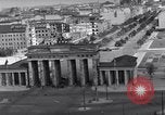 Standbild Brandenburger Tor Berlin West Deutschland, 1961, aus Sekunde 41 historischem Filmmaterial Videoclip 65675034227