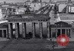 Standbild Brandenburger Tor Berlin West Deutschland, 1961, aus Sekunde 45 historischem Filmmaterial Videoclip 65675034227