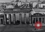 Standbild Brandenburger Tor Berlin West Deutschland, 1961, aus Sekunde 46 historischem Filmmaterial Videoclip 65675034227