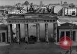 Standbild Brandenburger Tor Berlin West Deutschland, 1961, aus Sekunde 47 historischem Filmmaterial Videoclip 65675034227