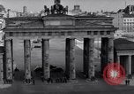 Standbild Brandenburger Tor Berlin West Deutschland, 1961, aus Sekunde 51 historischem Filmmaterial Videoclip 65675034227