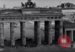 Standbild Brandenburger Tor Berlin West Deutschland, 1961, aus Sekunde 52 historischem Filmmaterial Videoclip 65675034227
