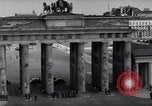 Standbild Brandenburger Tor Berlin West Deutschland, 1961, aus Sekunde 53 historischem Filmmaterial Videoclip 65675034227