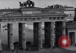 Standbild Brandenburger Tor Berlin West Deutschland, 1961, aus Sekunde 54 historischem Filmmaterial Videoclip 65675034227