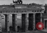Standbild Brandenburger Tor Berlin West Deutschland, 1961, aus Sekunde 55 historischem Filmmaterial Videoclip 65675034227