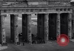 Standbild Brandenburger Tor Berlin West Deutschland, 1961, aus Sekunde 57 historischem Filmmaterial Videoclip 65675034227