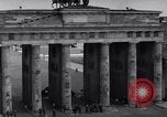 Standbild Brandenburger Tor Berlin West Deutschland, 1961, aus Sekunde 58 historischem Filmmaterial Videoclip 65675034227