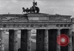 Standbild Brandenburger Tor Berlin West Deutschland, 1961, aus Sekunde 59 historischem Filmmaterial Videoclip 65675034227