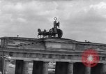Standbild Brandenburger Tor Berlin West Deutschland, 1961, aus Sekunde 60 historischem Filmmaterial Videoclip 65675034227