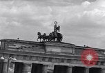 Standbild Brandenburger Tor Berlin West Deutschland, 1961, aus Sekunde 61 historischem Filmmaterial Videoclip 65675034227
