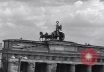 Standbild Brandenburger Tor Berlin West Deutschland, 1961, aus Sekunde 62 historischem Filmmaterial Videoclip 65675034227
