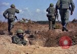 Standbild 1 ABG 187th Infanterie Regiment 82 ABN Fort Bragg North Carolina USA, 1963, aus Sekunde 10 historischem Filmmaterial Videoclip 65675034233