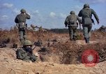 Standbild 1 ABG 187th Infanterie Regiment 82 ABN Fort Bragg North Carolina USA, 1963, aus Sekunde 11 historischem Filmmaterial Videoclip 65675034233