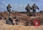 Standbild 1 ABG 187th Infanterie Regiment 82 ABN Fort Bragg North Carolina USA, 1963, aus Sekunde 12 historischem Filmmaterial Videoclip 65675034233