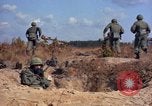 Standbild 1 ABG 187th Infanterie Regiment 82 ABN Fort Bragg North Carolina USA, 1963, aus Sekunde 13 historischem Filmmaterial Videoclip 65675034233