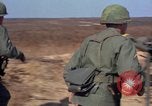 Standbild 1 ABG 187th Infanterie Regiment 82 ABN Fort Bragg North Carolina USA, 1963, aus Sekunde 24 historischem Filmmaterial Videoclip 65675034233