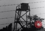 Standbild Flüchtlinge auf der Straße Berlin West Deutschland, 1961, aus Sekunde 25 historischem Filmmaterial Videoclip 65675034238