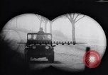 Standbild Flüchtlinge auf der Straße Berlin West Deutschland, 1961, aus Sekunde 35 historischem Filmmaterial Videoclip 65675034238