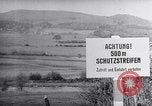Standbild Flüchtlinge auf der Straße Berlin West Deutschland, 1961, aus Sekunde 45 historischem Filmmaterial Videoclip 65675034238
