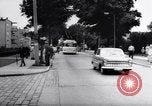 Standbild Flüchtlinge auf der Straße Berlin West Deutschland, 1961, aus Sekunde 61 historischem Filmmaterial Videoclip 65675034238