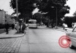 Standbild Flüchtlinge auf der Straße Berlin West Deutschland, 1961, aus Sekunde 62 historischem Filmmaterial Videoclip 65675034238