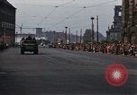 Standbild Mai Parade In Ostdeutschland Berlin Ostdeutschland, 1961, aus Sekunde 10 historischem Filmmaterial Videoclip 65675034241