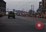 Standbild Mai Parade In Ostdeutschland Berlin Ostdeutschland, 1961, aus Sekunde 11 historischem Filmmaterial Videoclip 65675034241