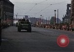 Standbild Mai Parade In Ostdeutschland Berlin Ostdeutschland, 1961, aus Sekunde 12 historischem Filmmaterial Videoclip 65675034241