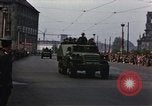 Standbild Mai Parade In Ostdeutschland Berlin Ostdeutschland, 1961, aus Sekunde 14 historischem Filmmaterial Videoclip 65675034241