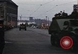 Standbild Mai Parade In Ostdeutschland Berlin Ostdeutschland, 1961, aus Sekunde 16 historischem Filmmaterial Videoclip 65675034241