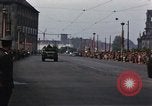 Standbild Mai Parade In Ostdeutschland Berlin Ostdeutschland, 1961, aus Sekunde 17 historischem Filmmaterial Videoclip 65675034241