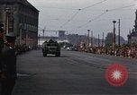 Standbild Mai Parade In Ostdeutschland Berlin Ostdeutschland, 1961, aus Sekunde 18 historischem Filmmaterial Videoclip 65675034241
