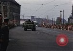Standbild Mai Parade In Ostdeutschland Berlin Ostdeutschland, 1961, aus Sekunde 19 historischem Filmmaterial Videoclip 65675034241