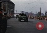 Standbild Mai Parade In Ostdeutschland Berlin Ostdeutschland, 1961, aus Sekunde 20 historischem Filmmaterial Videoclip 65675034241