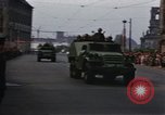 Standbild Mai Parade In Ostdeutschland Berlin Ostdeutschland, 1961, aus Sekunde 22 historischem Filmmaterial Videoclip 65675034241