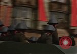 Standbild Mai Parade In Ostdeutschland Berlin Ostdeutschland, 1961, aus Sekunde 26 historischem Filmmaterial Videoclip 65675034241