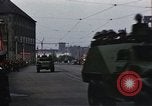 Standbild Mai Parade In Ostdeutschland Berlin Ostdeutschland, 1961, aus Sekunde 28 historischem Filmmaterial Videoclip 65675034241