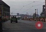 Standbild Mai Parade In Ostdeutschland Berlin Ostdeutschland, 1961, aus Sekunde 29 historischem Filmmaterial Videoclip 65675034241