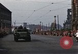 Standbild Mai Parade In Ostdeutschland Berlin Ostdeutschland, 1961, aus Sekunde 30 historischem Filmmaterial Videoclip 65675034241